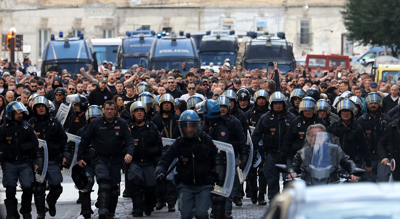 Violenti scontri fra tifosi prima di Napoli-Sporting: un ferito grave
